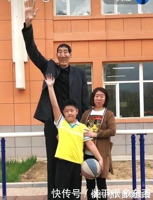 鲍喜顺|中国第一巨人鲍喜顺：不听忠告57岁生下一子，儿子现状如何？