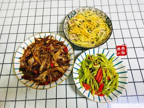  藕丝|这样的季节凉拌菜还是非常下饭的，我在家里准备好吃的，一般我炒制的时候是不会加肉丝的