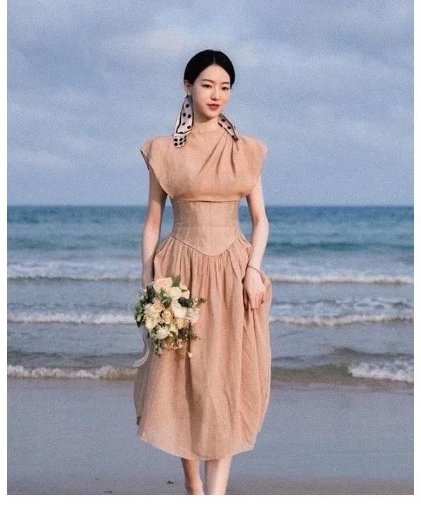 《我們戀愛(ài)吧》四位女嘉賓同框，陳霜慧成熟性感，何丹妮令人驚艷