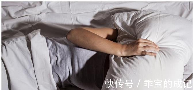 睡眠|经常失眠睡不着，1味好药放枕边，静心安神，和失眠说“再见”