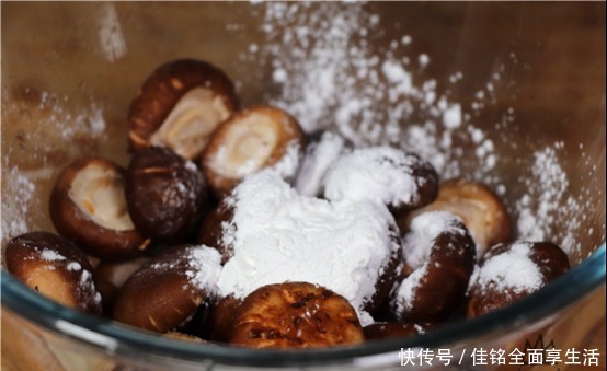 香菇表面|香菇万不可直接用清水洗,等于吃虫卵,教你一招,脏东西全跑光