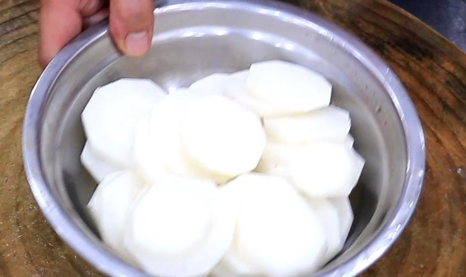 炖大骨头汤切记不要直接炖，厨师长教你一招，汤浓无腥味，味道鲜