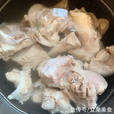 #暖冬酱在手,嗨吃部队锅#大骨煳锅贴