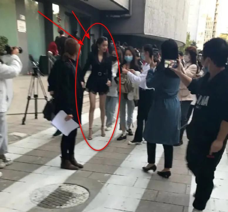 关晓彤亮相北电,失去了十级美颜的镜头下,这腿型确定我没看错?