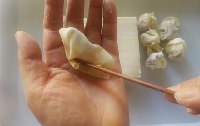 开馄饨店10年,这个调馅方法最靠谱,鲜嫩抱团,老人孩子都爱吃