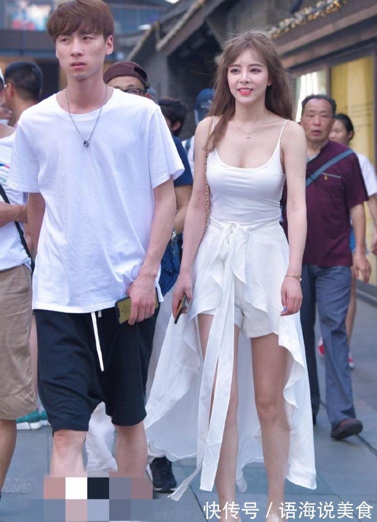 高跟鞋 白色波点上衣搭配蓝色紧身牛仔裤,时尚精致,穿出高级感