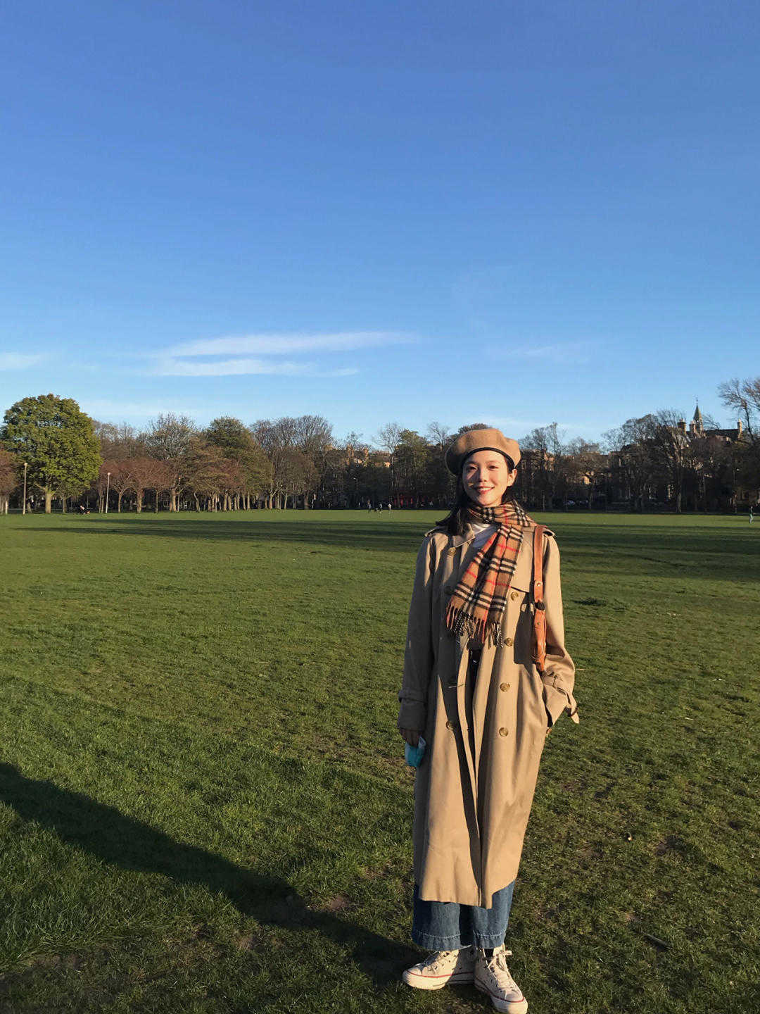 风衣|40+女人如何穿衣显年轻?大衣搭配半身裙,让你整个秋冬高级时髦