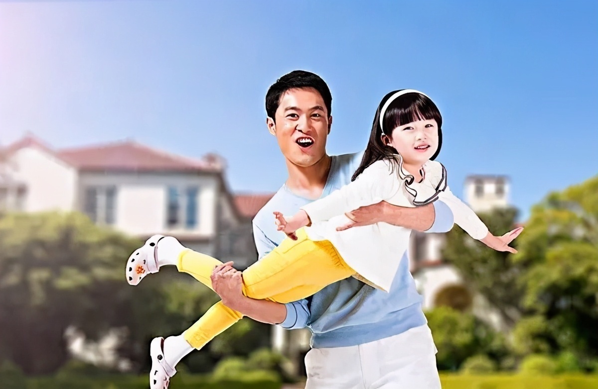 “最淡定爸爸”网络走红，被女儿打扮成“佛陀”，依旧埋头玩手机