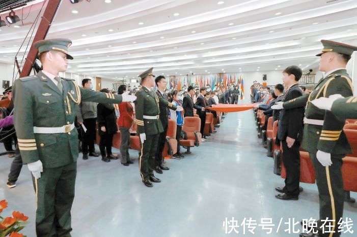 中国人民解放军三军仪仗队赠送一面国旗 东城百余所学校将传递国旗
