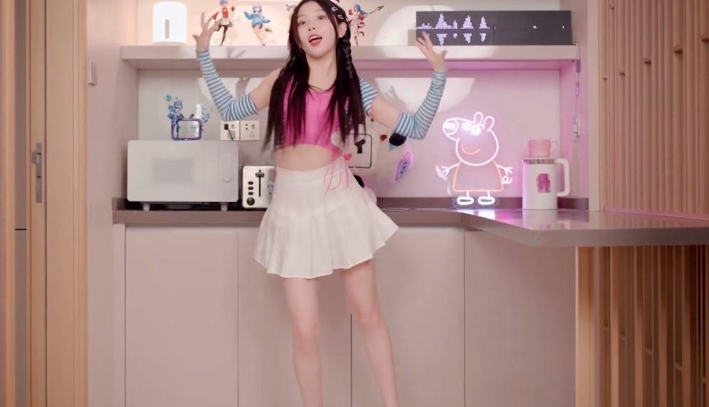 腿环|B站欣小萌换装舞蹈,6件衣服可爱大方,腿环设计深得人心