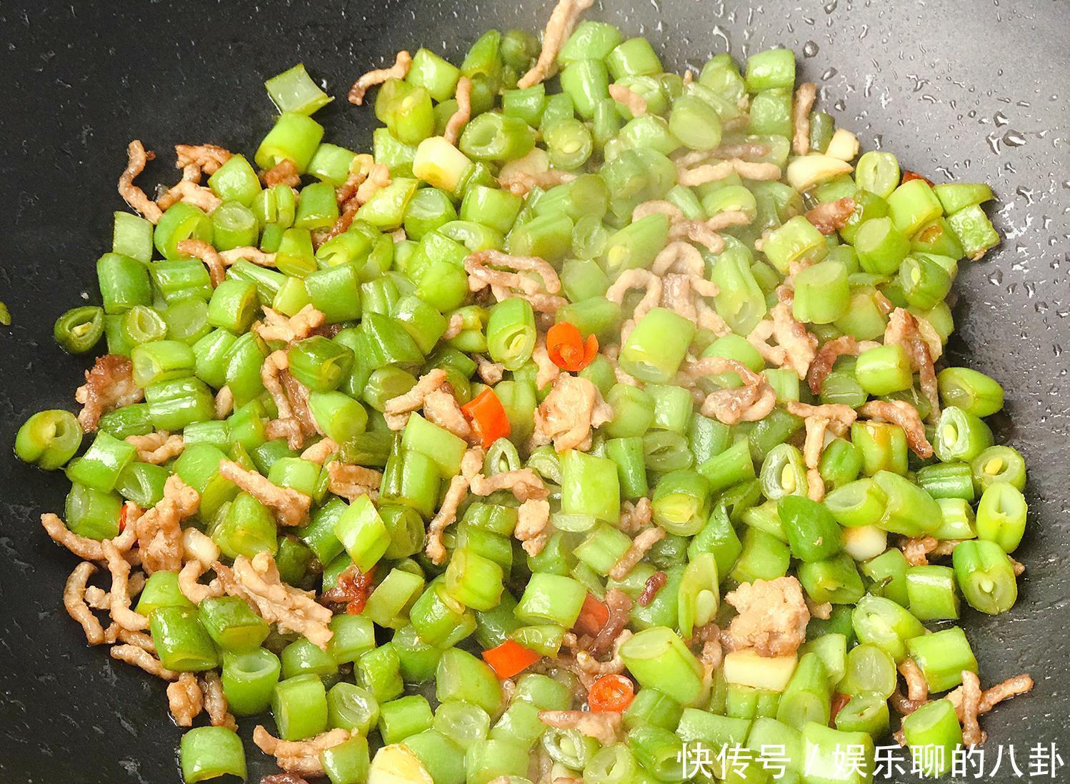  味道|家常菜：肉丝四季豆，脆爽鲜香微辣下饭，食材简单味道不简单