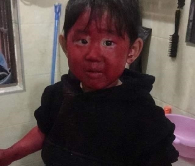 口红|“崩溃妈妈”坐地抱头痛哭,昂贵口红被熊孩子破坏:真是亲生的