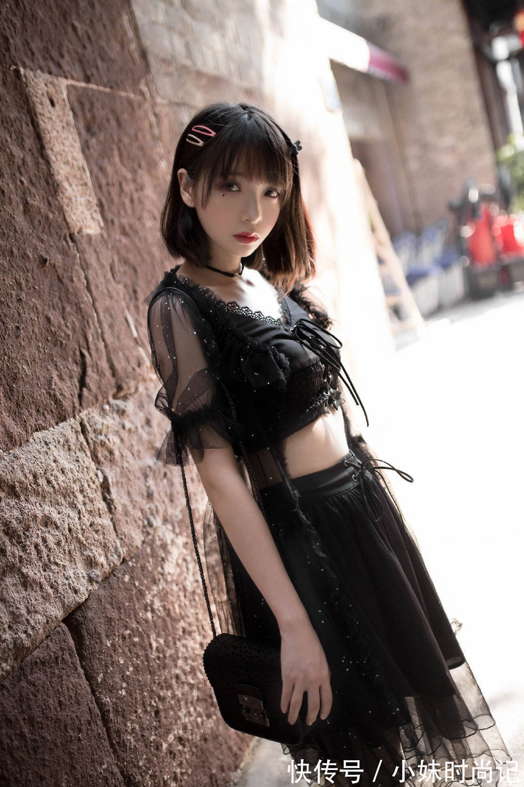 减龄 黑色套装裙减龄又时尚,搭配高跟鞋,在视觉上拉长整个人的身高