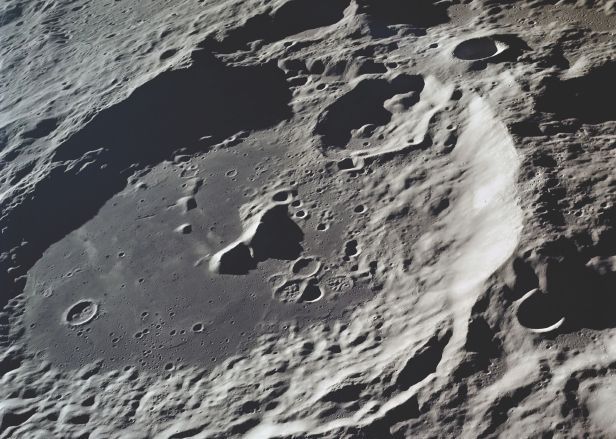 月球 为什么陨石坑里都没有陨石?都被谁拿走了?