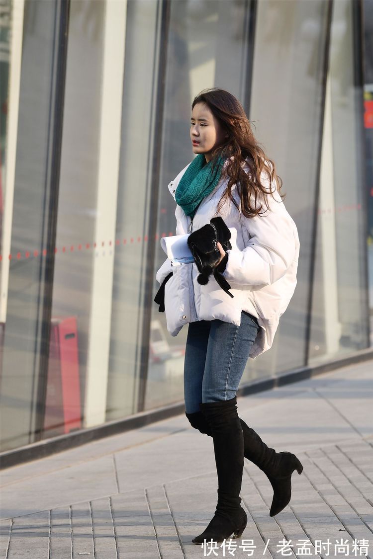 浅灰色 街拍:?美女选择低腰修身牛仔裤,非常个性,头发盘在头顶很精致