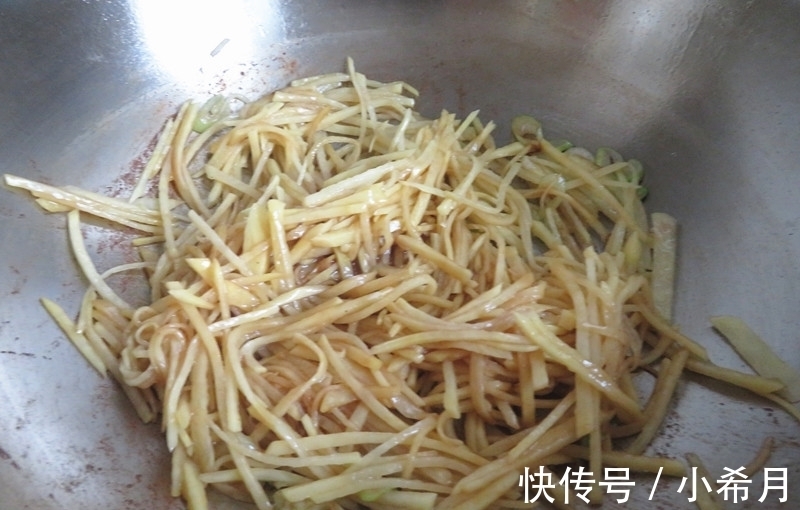 味道|回娘家，我给70岁的妈妈炒了土豆丝，妈妈：还是以前的老味道！