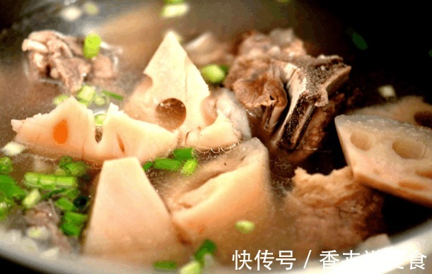 不管炖什么骨头汤,都不要直接加水炖,多加这1步,汤白味更浓