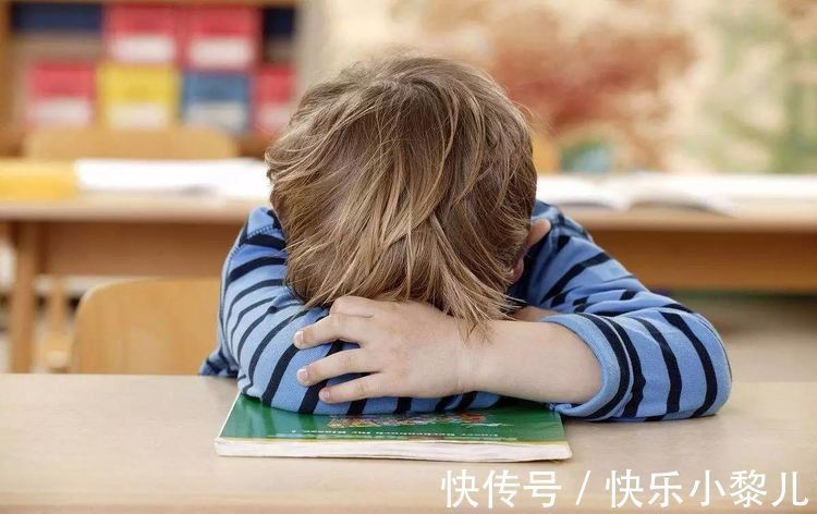 睡眠时间|孩子这么睡,小心发育赶不上同龄人,12岁前再不纠正就来不及了