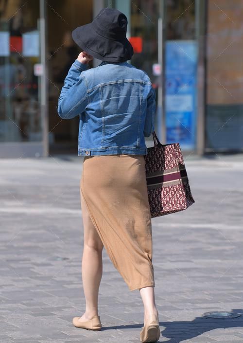 卡其色高开叉修身裙外搭牛仔外套,时尚混搭,更显精致感