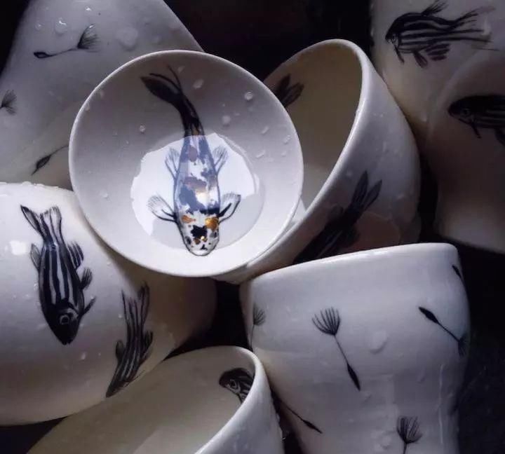 陶罐|印度女孩在白陶罐上画出逼真游鱼,网友评论似在水中游