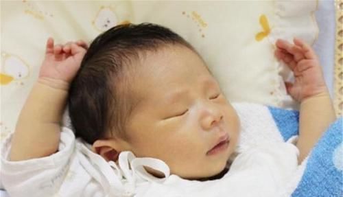 胳膊|宝宝坚持“举手”睡觉是何原因?懂了这三点,就不会无谓担心了