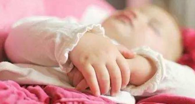 爸爸太爱宝宝,睡了也舍不得放下,结果一觉醒来宝宝没了呼吸