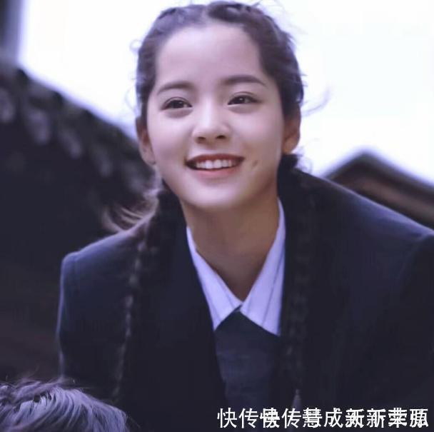 感谢信@“欧阳娜娜”字体火了,看上去稚嫩可爱,老师不建议学生模仿