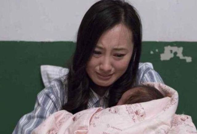 地铁|女子在地铁上喂母乳,被旁边男子指责不体面,妈妈当场回怼太解气