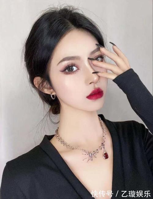 红管|很火却很不好用的口红,阿玛尼红管“大翻车”,它涂上显老20岁