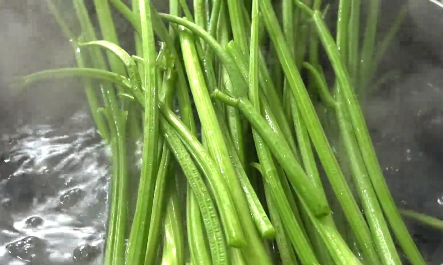 筷子|芹菜加3个鸡蛋,筷子一搅,手不用沾面,10分钟搞定全家人早餐