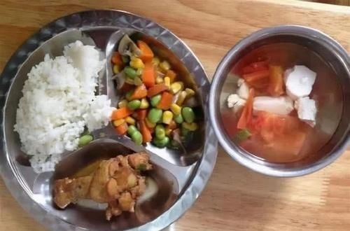 伙食费|交着幼儿园天价伙食费，孩子却吃着汤泡饭，宝妈：钱都花哪去了？