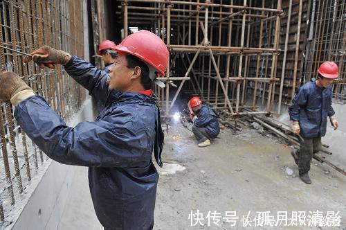 父亲|为参加小学家长会,父亲把衣服“反过来”穿,被其他家长夸情商高