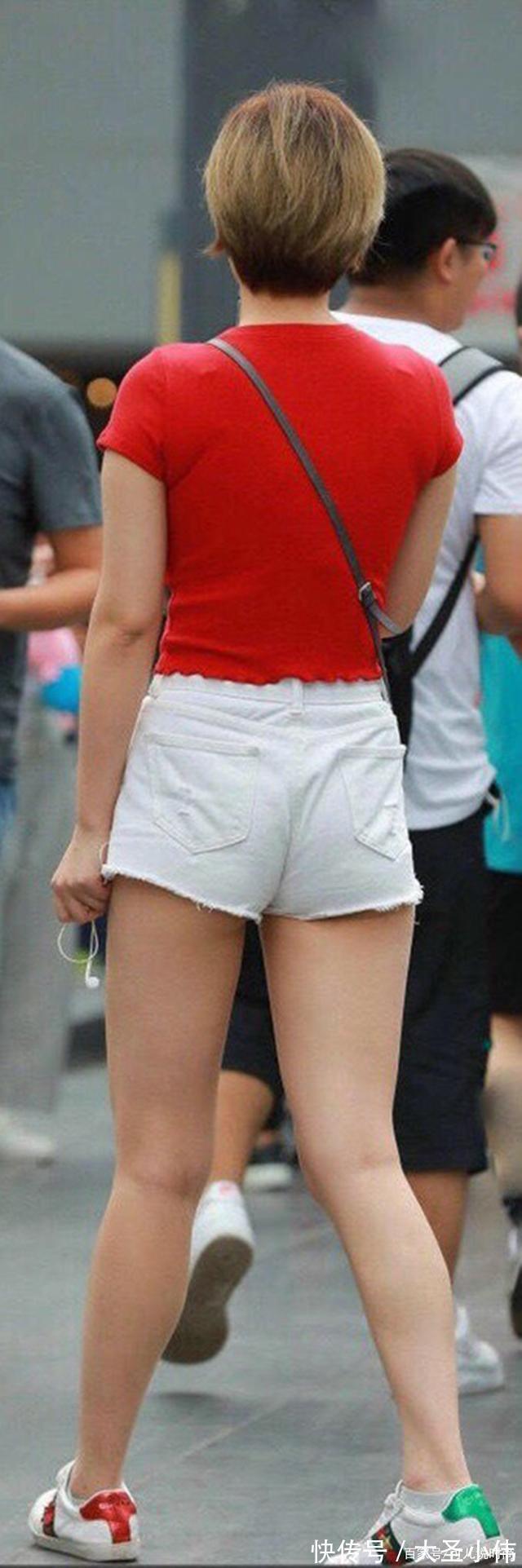 短袖|美女街拍:大红色短袖搭配白色短裤,让你清凉淡雅,穿出你想要的效果