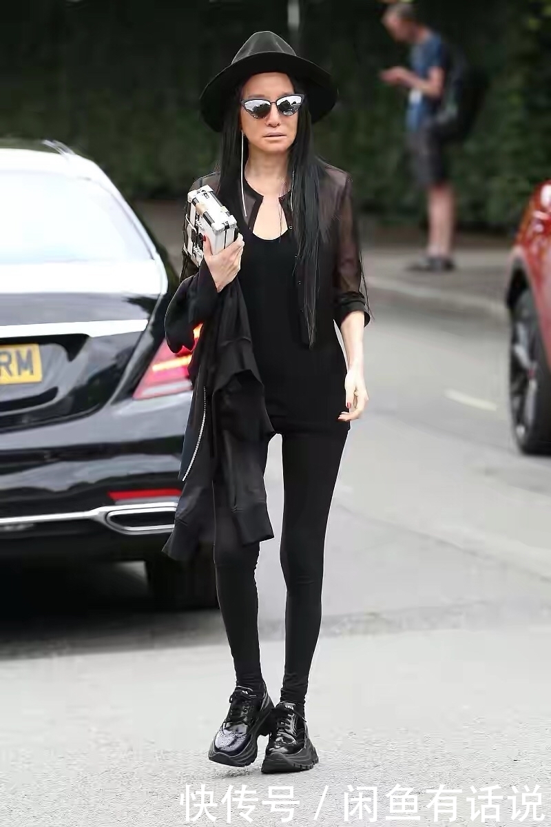 线条|70岁王薇薇还追求纸片身材,穿一身黑气质高级,却被眼睛暴露年龄