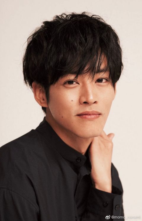 松坂桃李拍日杂 Cancam 写真黑色穿搭展现成熟气息 快资讯