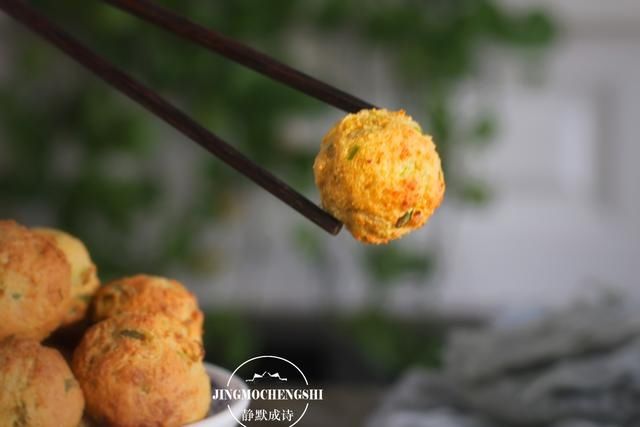  我家炸丸子不用油，照样外酥里嫩，好吃没负担，天天吃都不怕
