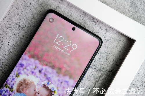 手机|一亿像素拍照手机降至1399,它还有120HZ、33W快充和双扬声器