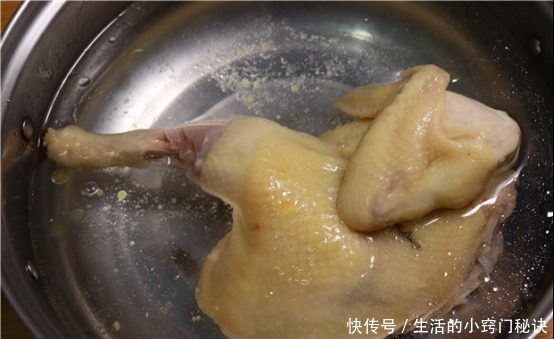 一半只鸡直接丢进蒸锅,不炒也不炖,一次做一盘,上桌就秒光