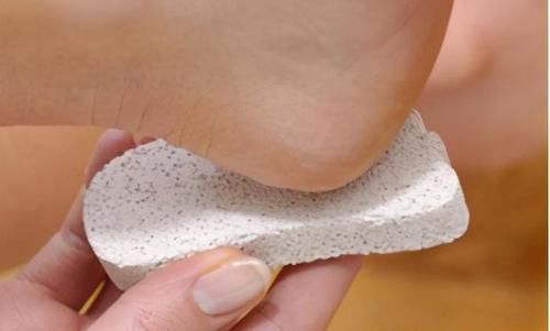 脚部皮肤粗糙又厚又硬,用足膜可去死皮和变嫩?