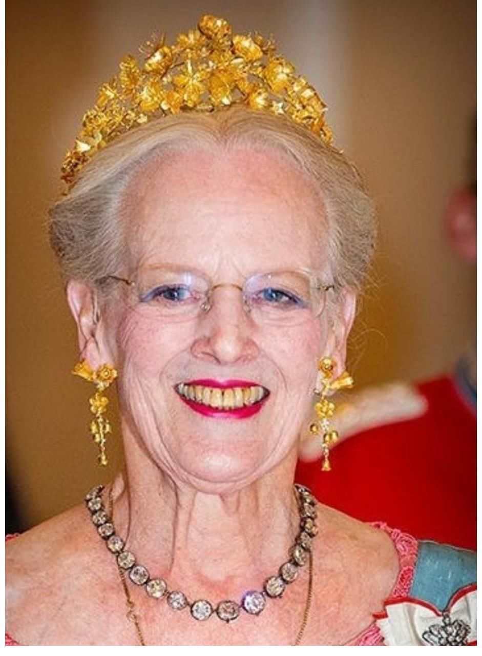 玛格丽特!丹麦玛格丽特二世女王审美独特,多顶黄金花卉头饰,造型古怪