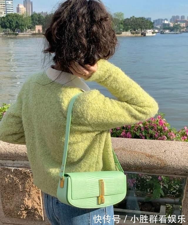 马甲 想显高显瘦不如试一下叠穿，毛衣马甲配白色衬衫和半身裙，超洋气