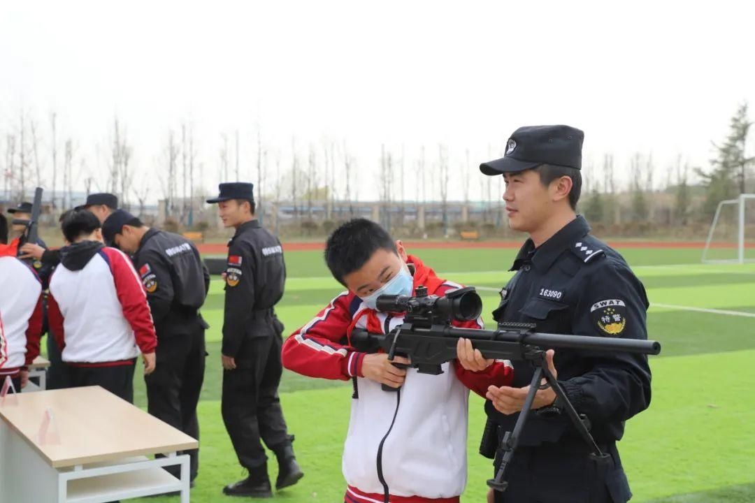 日照特警来了一批小客人......