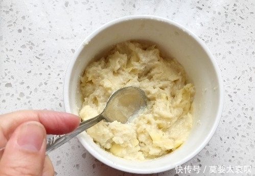 春天爱吃酥皮点心,手不沾面3分钟做1盘,金黄诱人,层层香酥掉渣