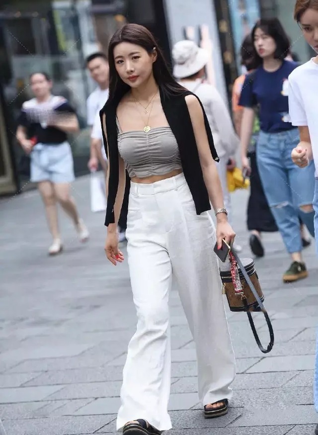 配阔|美女街拍:清凉小背心配阔腿裤,简约大方,时尚迷人