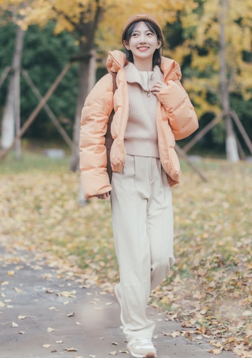 小姐姐|这才是潮人该有的穿搭,四种“亮色”羽绒服让你气质倍增,超洋气
