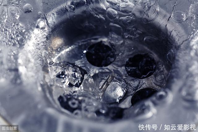 下水道|下水道又被油污堵住，别再用热水冲了，一个小妙招，让它顺畅无阻