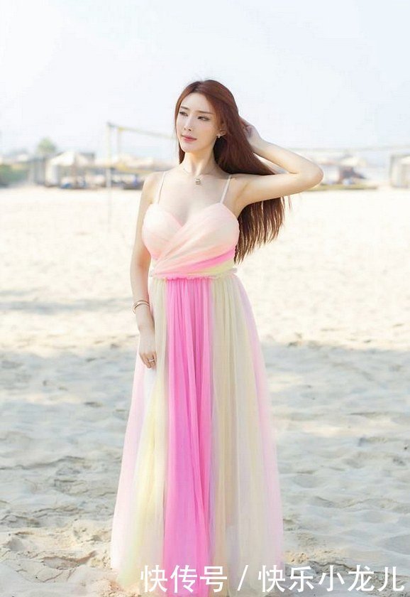 蕾丝材质的连衣裙,非常衬身材,两闺蜜谁更美!