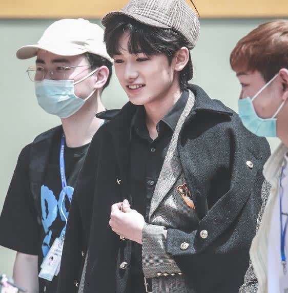 宋亚轩 杨紫新综艺路透曝光,穿民国学生装,跟宋亚轩坐一起太养眼