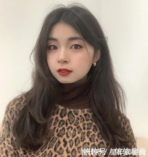 小姐姐 大圆脸“发型避雷”:齐刘海土气显脸大,大波浪让脖子更短