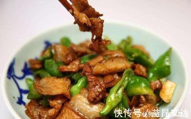 辣椒炒肉|在家炒肉时,什么时候放酱油最合适很多人都弄错,难怪肉老又柴